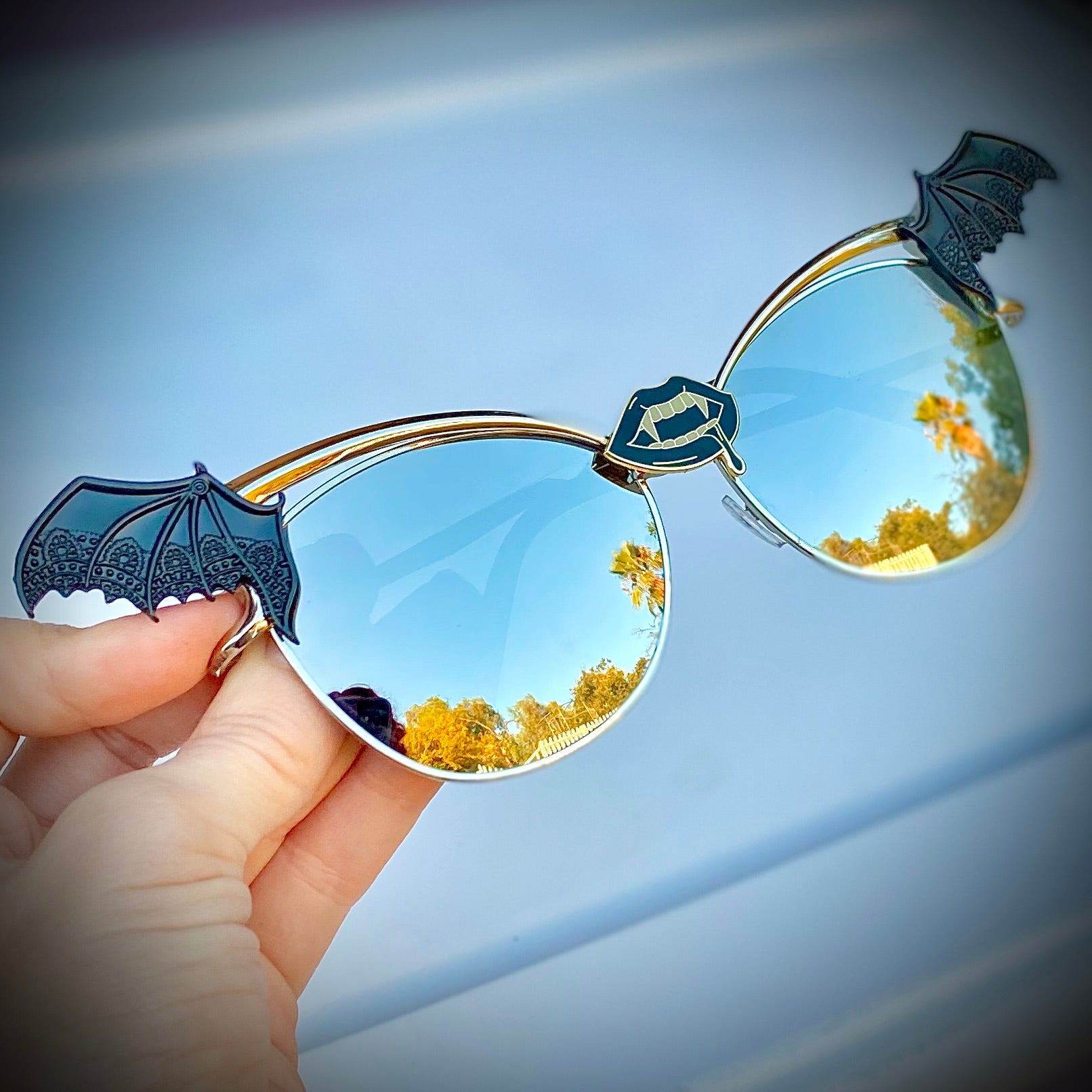 DARK SHADOWS COSPLAY DEPP VAMPIRE WRAP AROUND SUNGLASSES BLUE LENS & GOLD  FRAME : สำนักงานสิทธิประโยชน์ มหาวิทยาลัยรังสิต